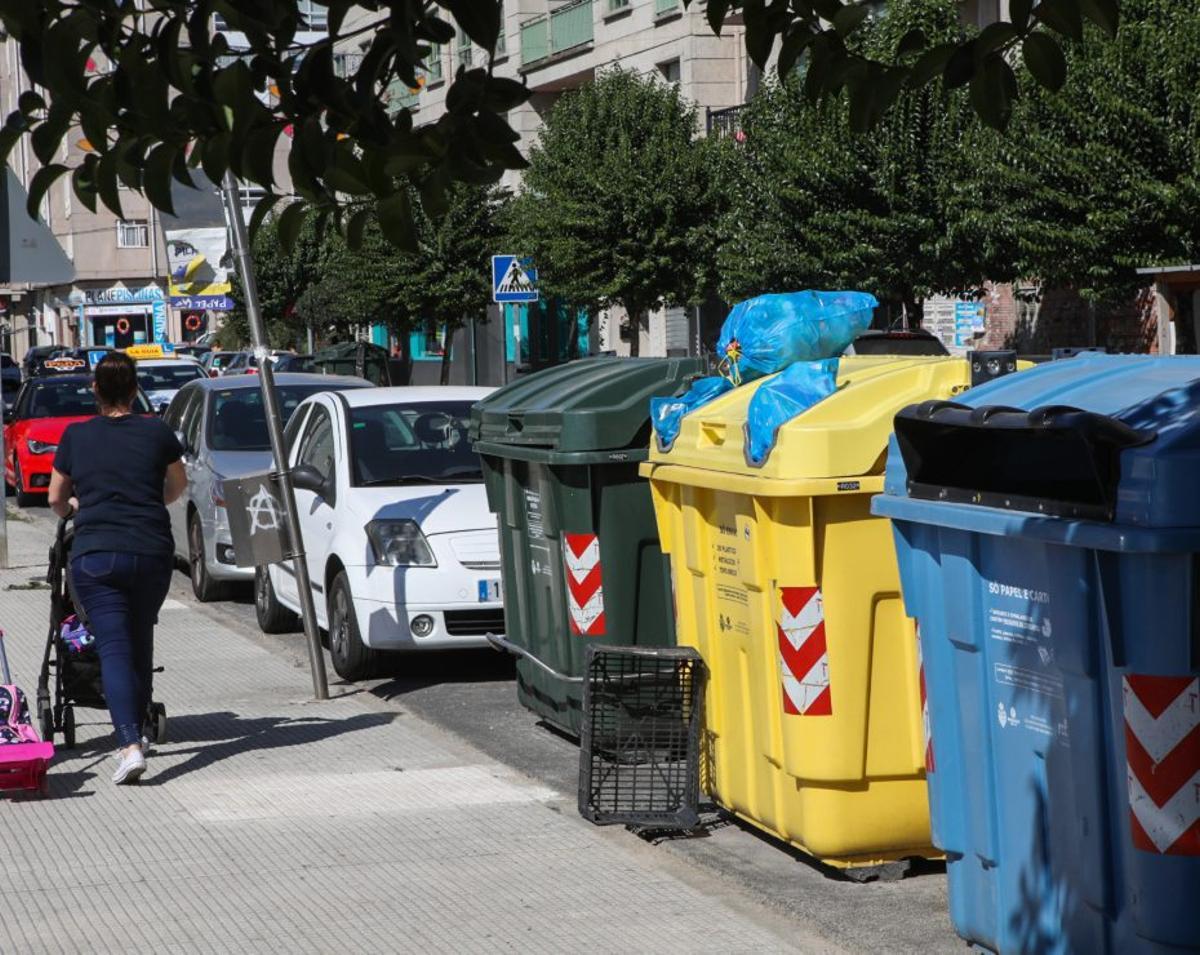 Contenedores de recogida selectiva de basura en Ponteareas. | A.G..