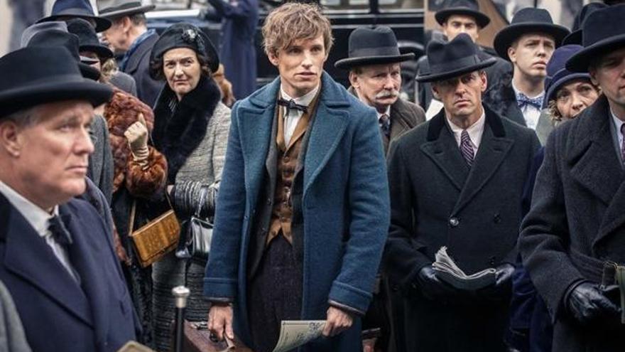 Eddie Redmayne interpreta a Newt Scamander en la película.