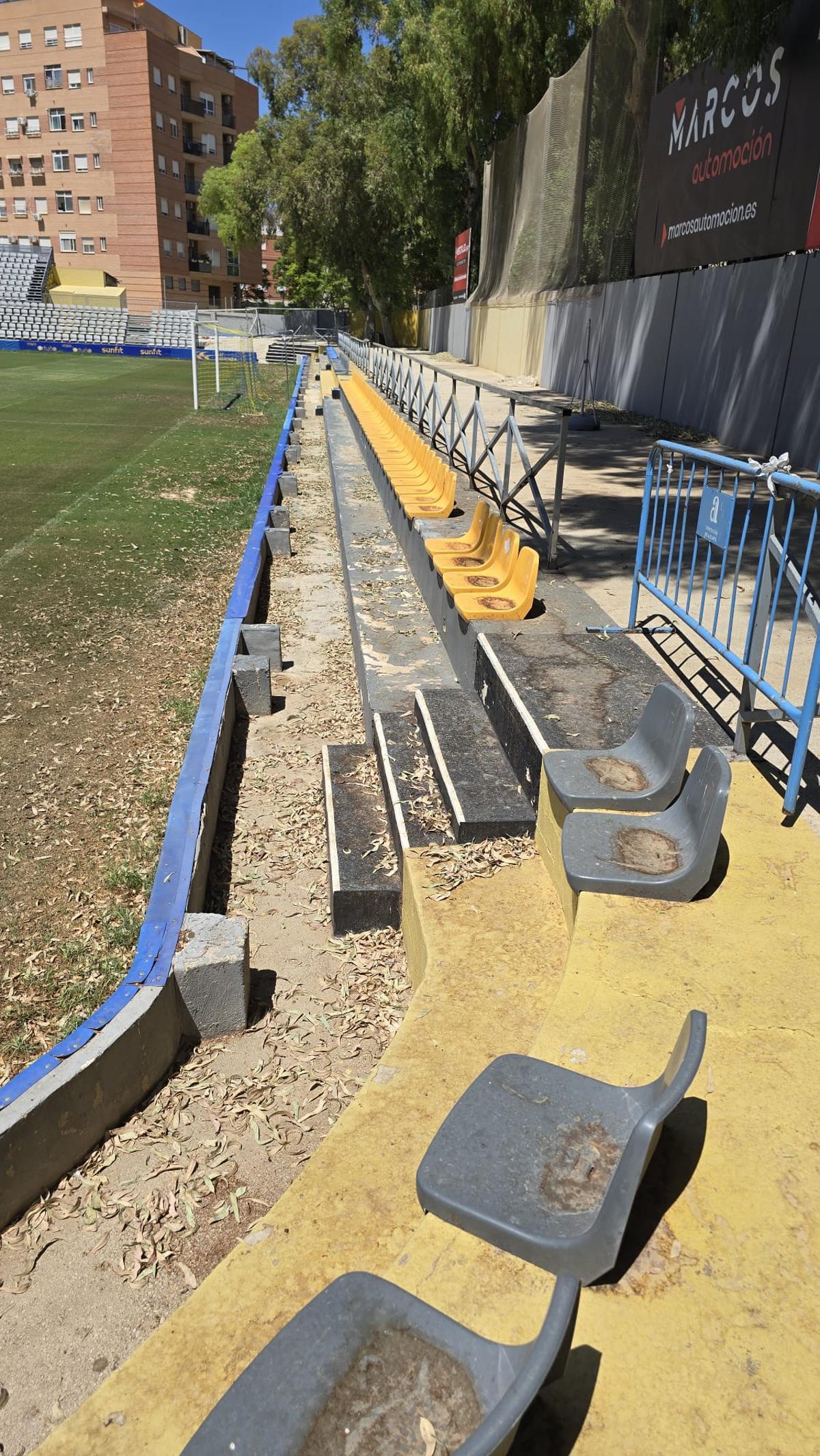 Así están las instalaciones y gradas del campo municipal de Los Arcos en Orihuela