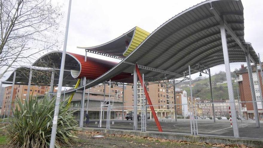 La cubierta de la cancha de el colegio público El Coto, de El Entrego.