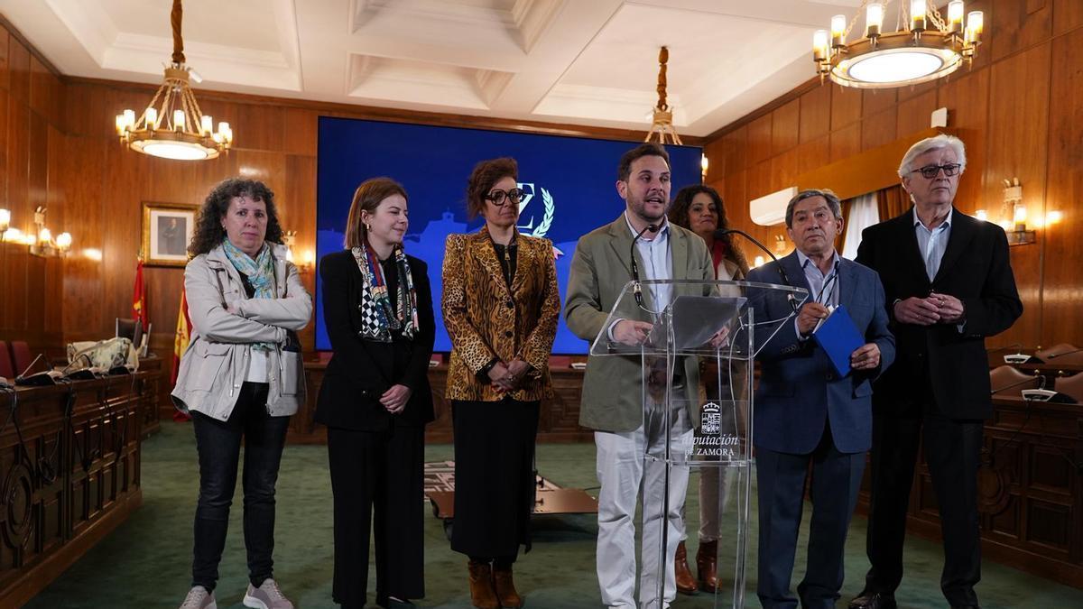 El jurado de los galardones rodea al vicepresidente de la Diputación, Víctor López de la Parte