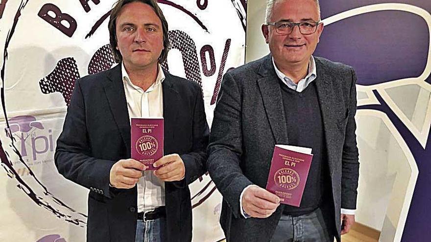 Joan Miralles y Jaume Font con su &#039;pasaporte&#039;.