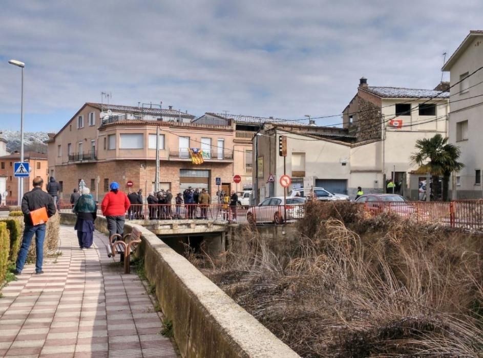 Expectació mediàtica a l'entorn dels habitatges familiars de Magentí, el dimarts 27 de febrer