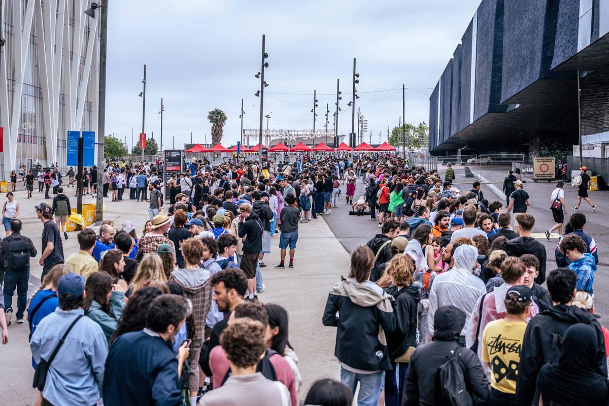 Largas colas en el exterior del Primavera Sound en el primer día del festival, este jueves.