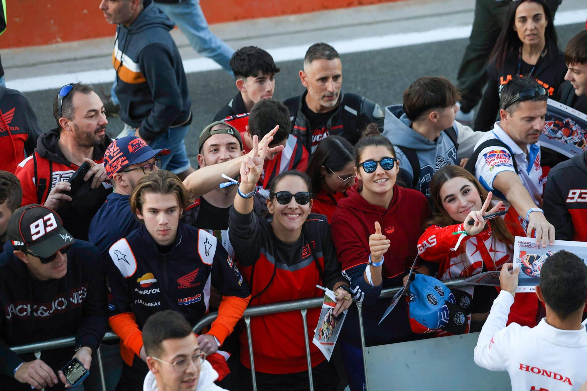 Más de 2.000 aficionados disfrutan del pitwalk con Marc Márquez y los pilotos de MotoGP