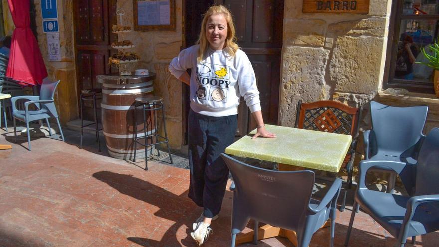 Liliana Barro posa en la terraza de su hotel-restaurante La Posada de Barro, en Infiesto (Piloña).