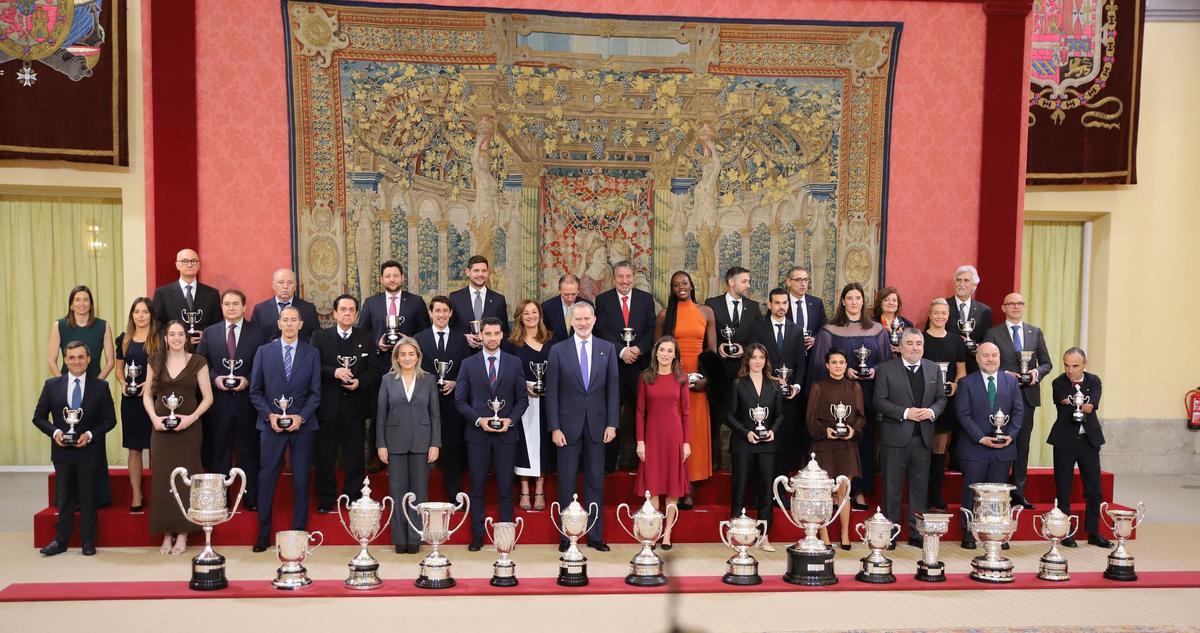 Todos los premiados junto a los Reyes.