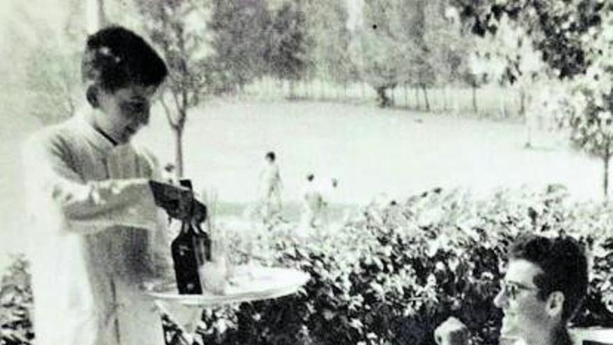 Haciendo de camarero en 1963 en el chalet de Golf de Puigcerdà. 