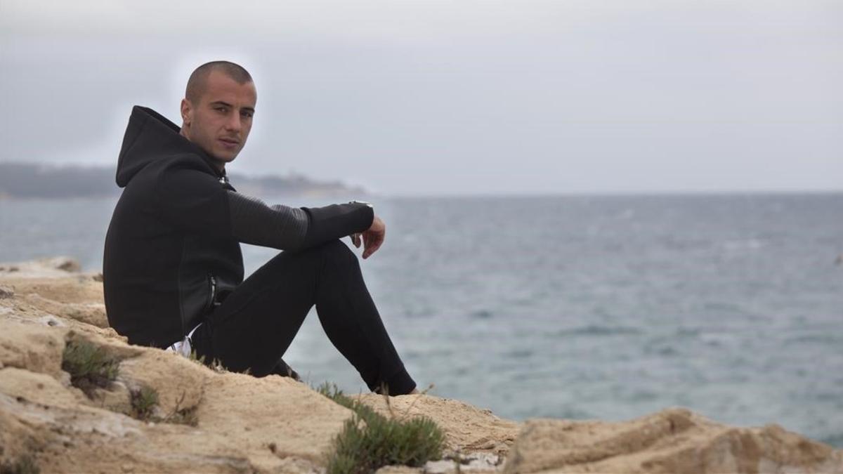 El jugador del Nàstic Sergio Tejera posa junto al Mediterráneo, en Tarragona.