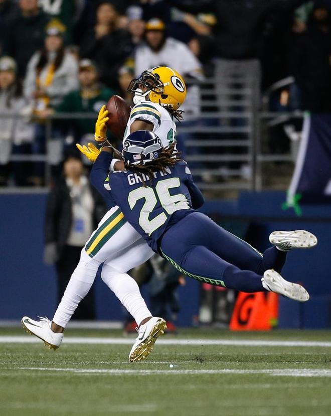 Davante Adams # 17 de los Green Bay Packers atrapa el balón contra Shaquill Griffin # 26 de los Seattle Seahawks durante la segunda mitad en CenturyLink Field.