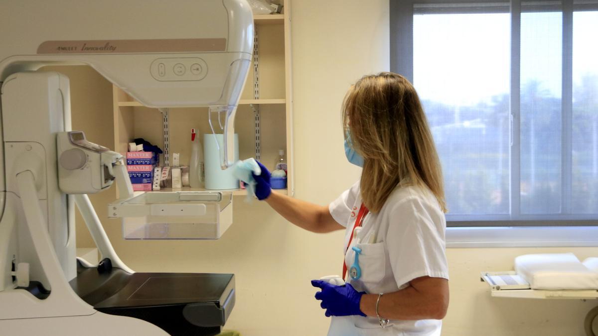 Una sanitària desinfecta un mamògraf abans d&#039;utilitzar-lo de nou per al cribratge o programa de detecció precoç del càncer de mama, a l&#039;Institut Català d&#039;Oncologia (ICO)