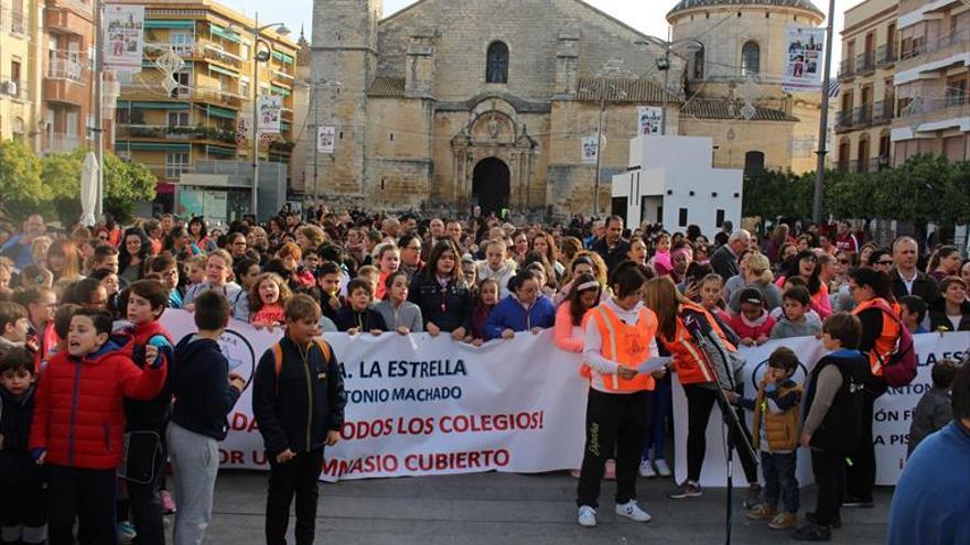 600 personas reivindican una pista cubierta en el Machado