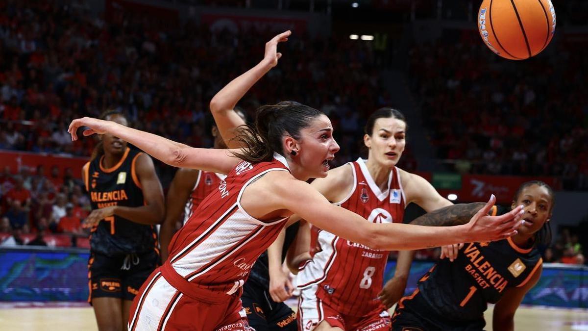 Marioa Ortiz intenta salvar un balón en el duelo contra el Valencia Basket del pasado jueves.