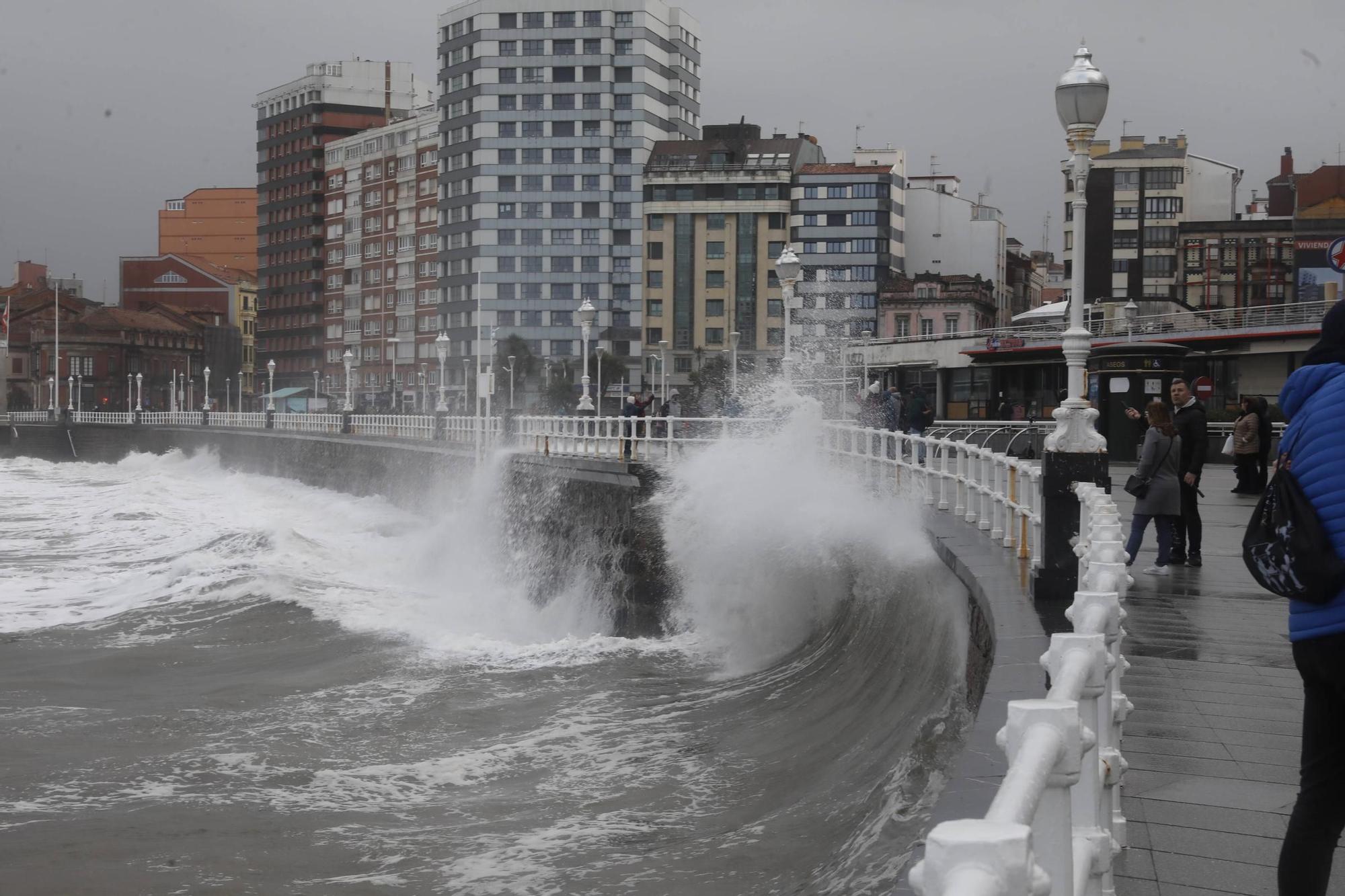 El oleaje sigue azotando la costa de Gijón (en imágenes)