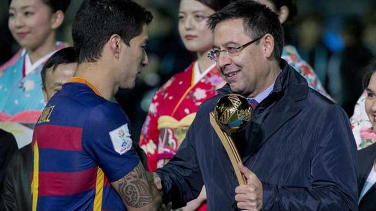 El presidente del FC Barcelona Josep Maria Bartomeu entrega a Luis Suárez el trofeo de la final del Mundial de Clubes 2015