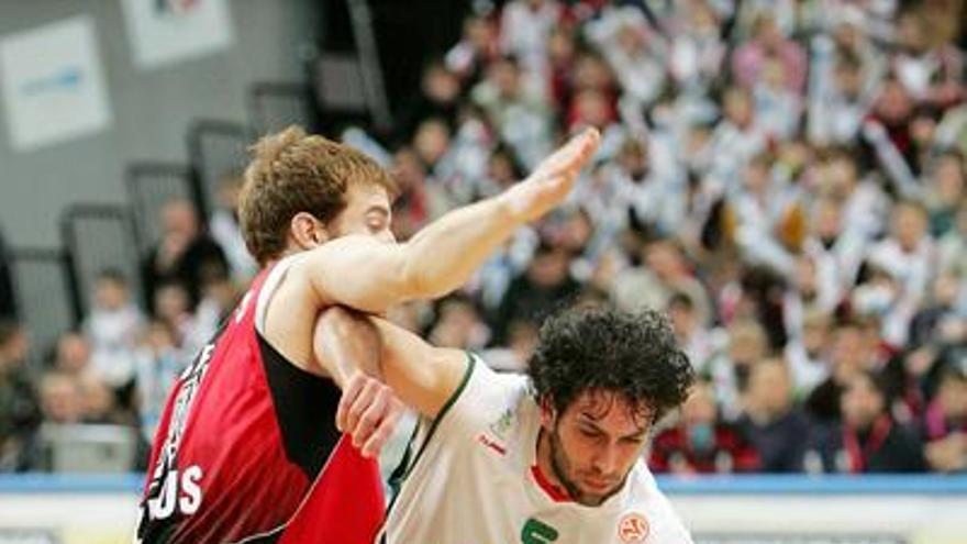 Gecevicius trata de defender en carrera a Berni Rodríguez en el Lietuvos-Unicaja del pasado año.