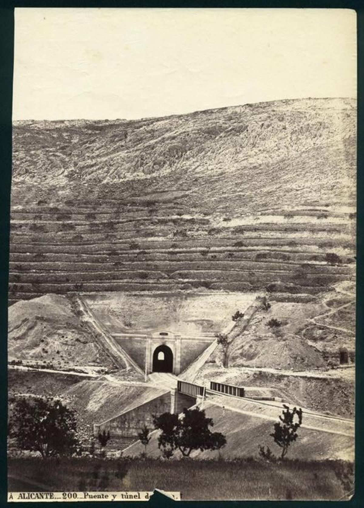 La foto más antigua de Elda fue realizada en 1858 por el francés Jean Laurent en el túnel del tren.