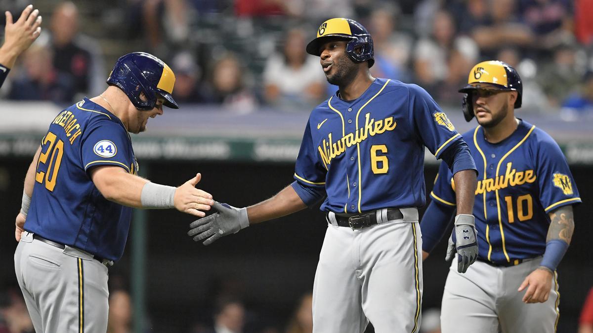 Los jugadores de los Milwaukee Brewers celebran una carrera.