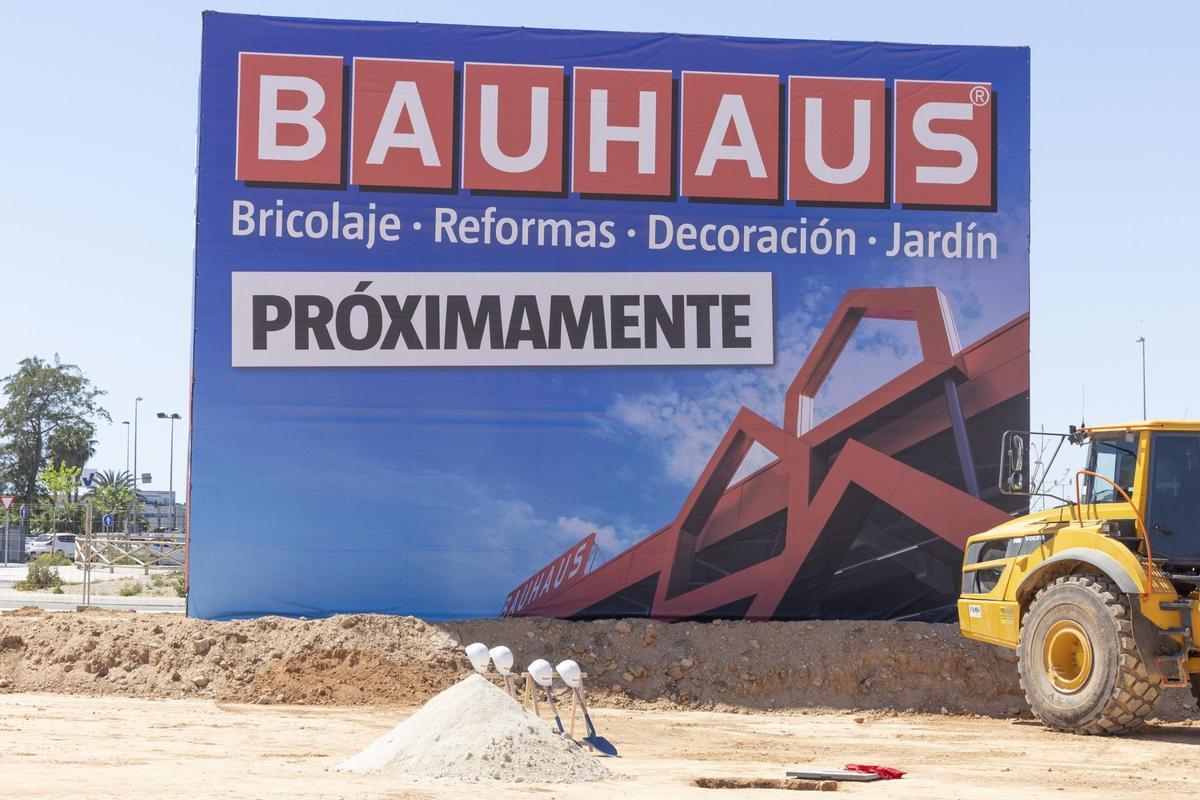 Arrancan las obras de la nueva tienda de Bauhaus en Torrevieja Arrancan las obras de la nueva tienda de Bauhaus en Torrevieja