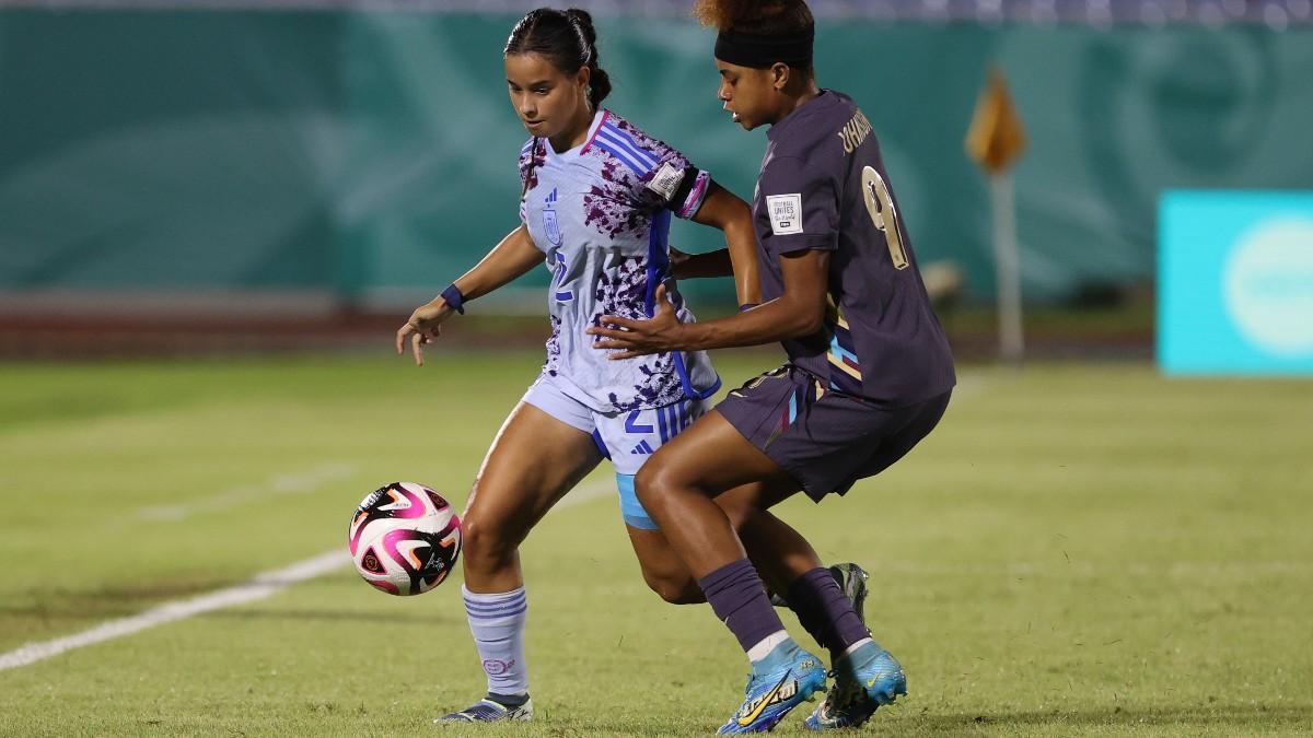 Martina González (izquierda) disputa el balón con Olivia Johnson en la semifinal España-Inglaterra sub 17