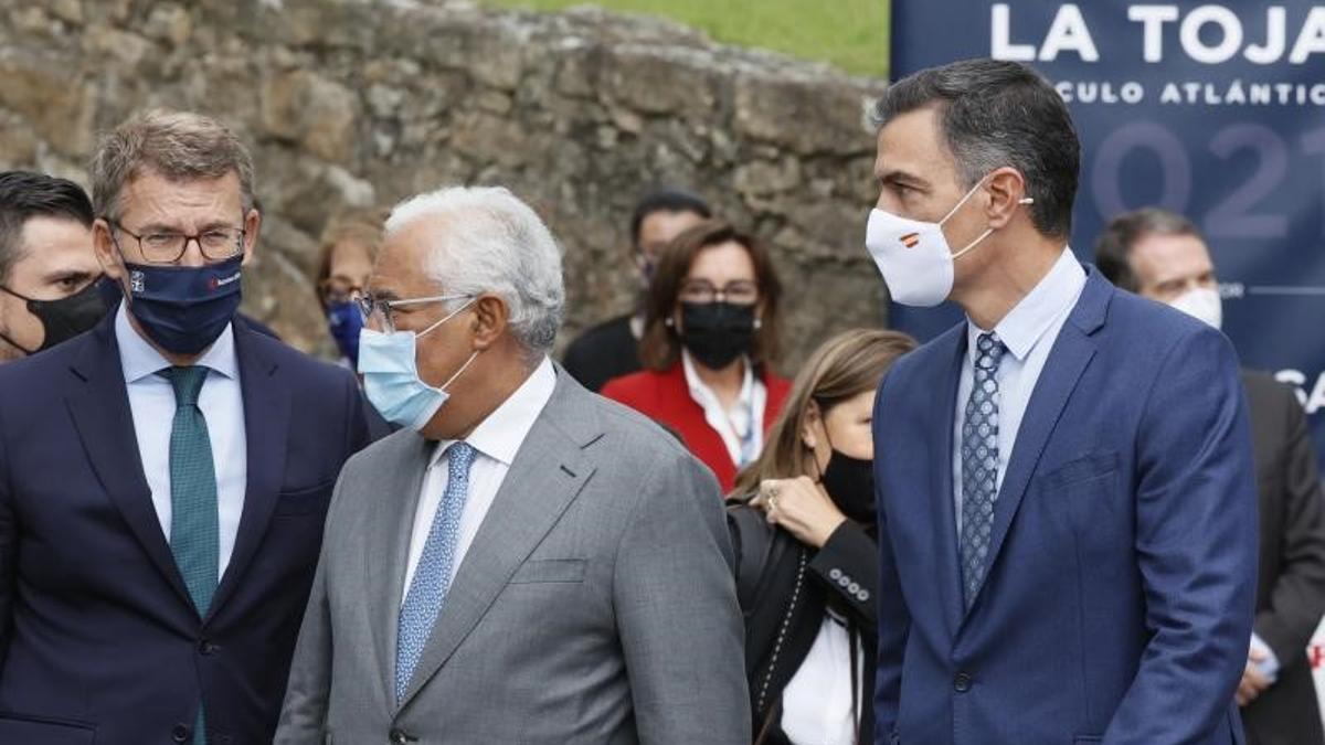 El presidente del Gobierno, Pedro Sánchez, y el presidente de la Xunta y hoy nuevo líder del PP, Alberto Núñez Feijóo, ante el primer ministro de Portugal, António Costa, en el III Foro La Toja-Vínculo Atlántico, el pasado 1 de octubre de 2021, en la localidad pontevedresa de O Grove.