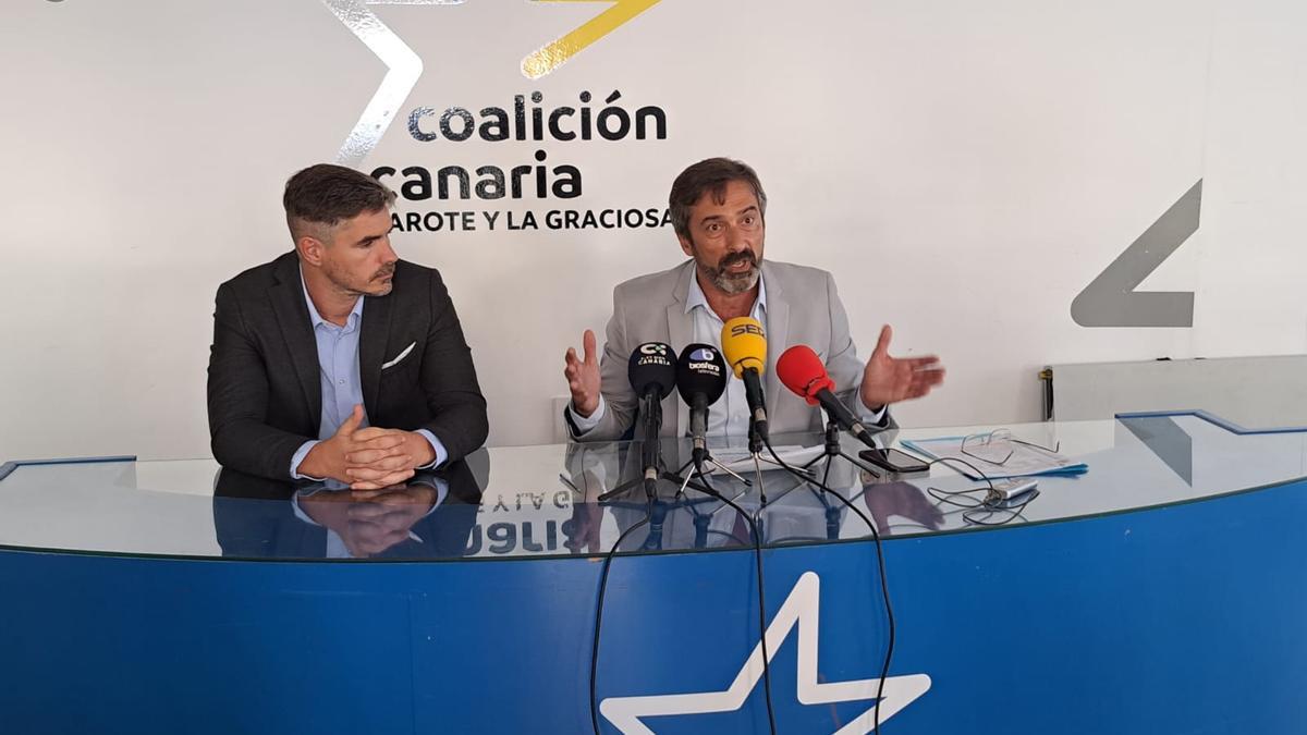 Pedro San Ginés (d) comparece para anunciar que la Audiencia Provincial de Las Palmas ha ratificado su absolución en el caso de la desaladora de Montaña Roja.
