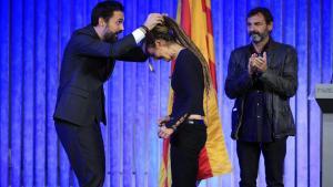 El presidente del Parlament, Roger Torrent, entrega la Medalla de Honor a Carola Rackete, la capitana del ’Sea-Watch 3’, ante la presencia de Òscar Camps, fundador de Proactiva Open Arms. 