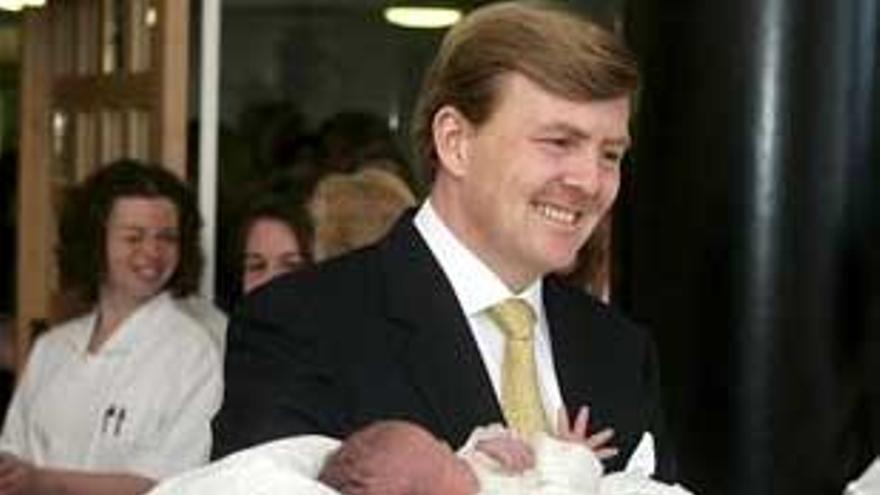 El príncipe Guillermo de Holanda presenta, tranquilo y orgulloso, a su tercera hija