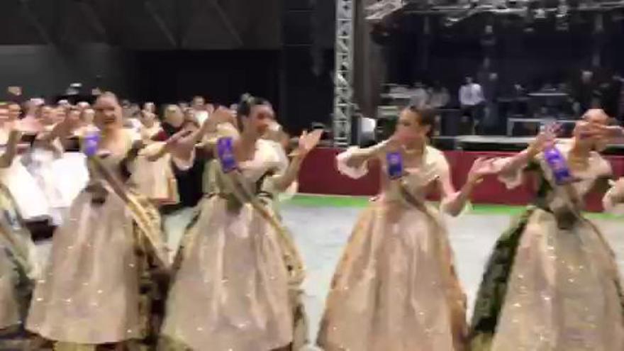 Así bailaron la fallera mayor y la corte 'La Revolución Sexual' en la Gala Fallera