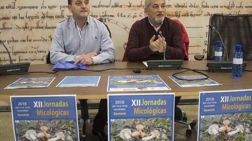 Jose Miguel Juan y Manuel Burón durante la presentación de las jornadas micológicas.