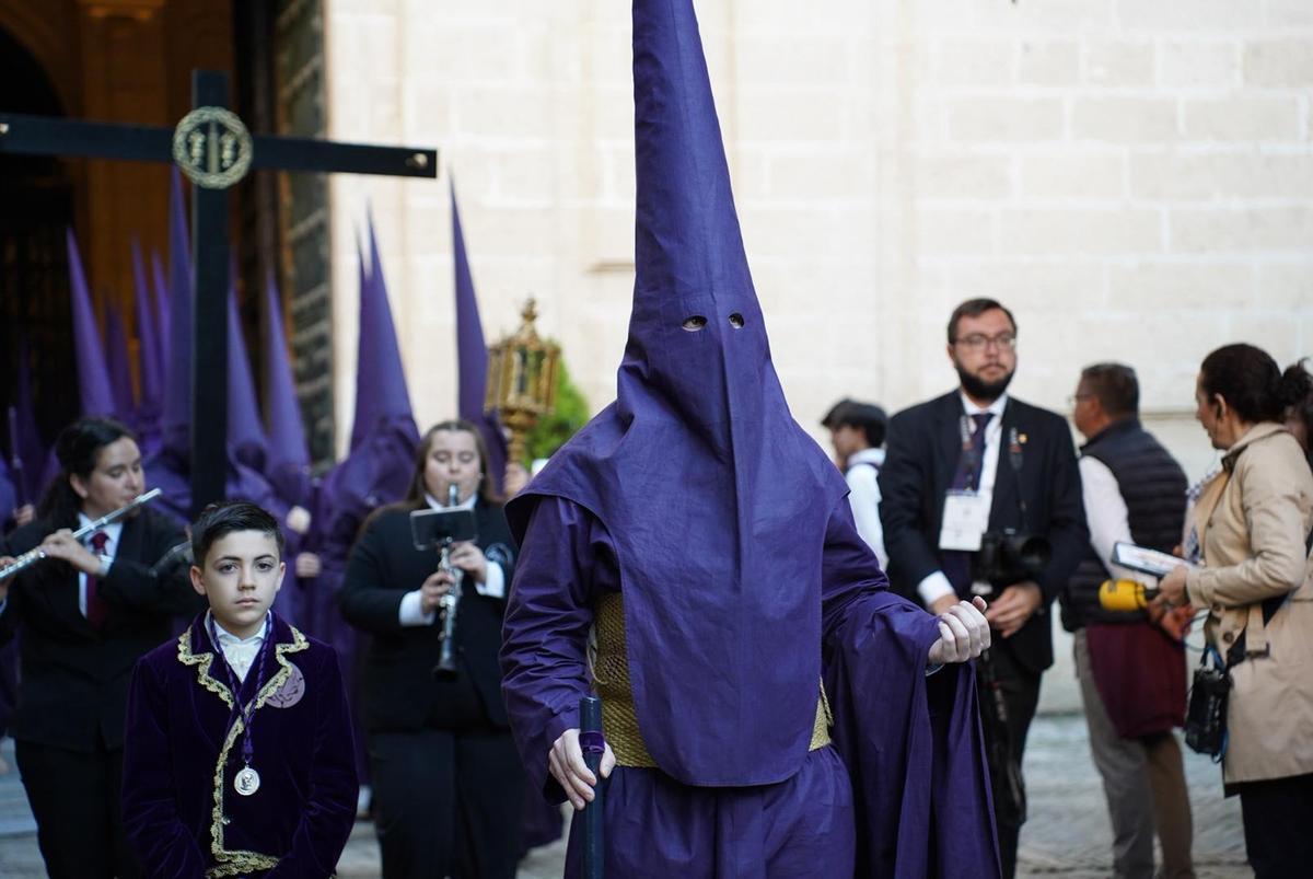 Procesión de El Cristo de la Corona por Sevilla. Procesión de El Cristo de la Corona por Sevilla.