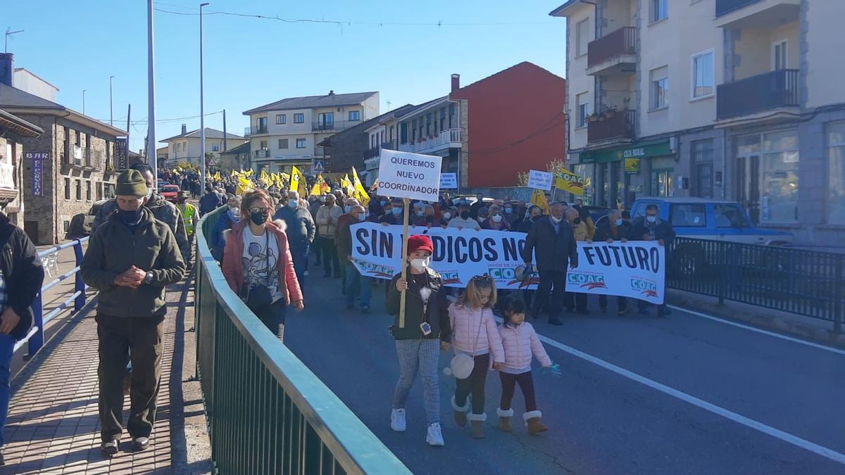 Multitudinaria manifestación de La Carballeda y Sanabria en Mombuey por una sanidad rural digna.