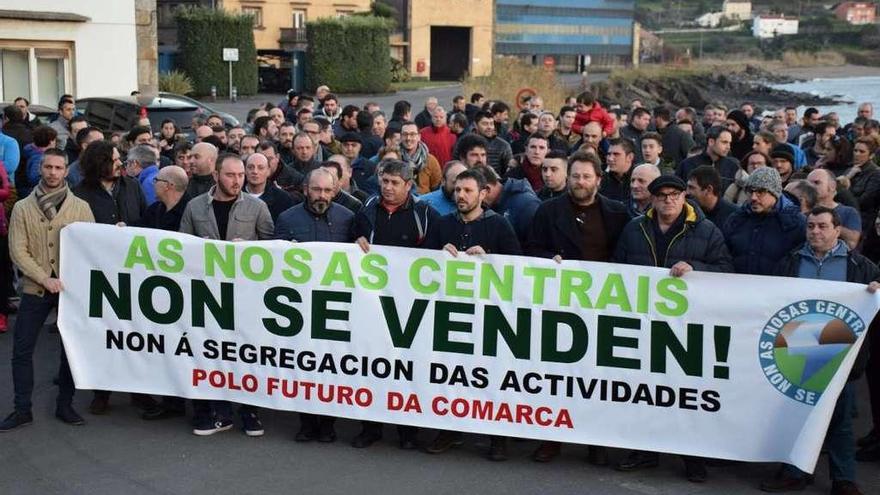 Concentración de trabajadores de Fisterra en la planta de Brens (Cee).