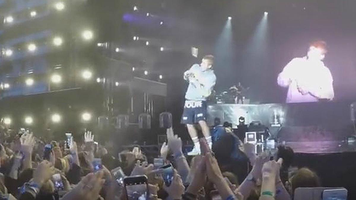 Botellazo a Justin Bieber en un concierto en Estocolmo