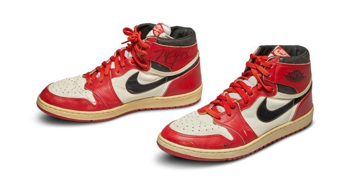 Imagen de un par de zapatillas Air Jordan 1 de 1985 firmadas por el propio jugador y subastadas en Sotheby´s por 560.000 dólares.