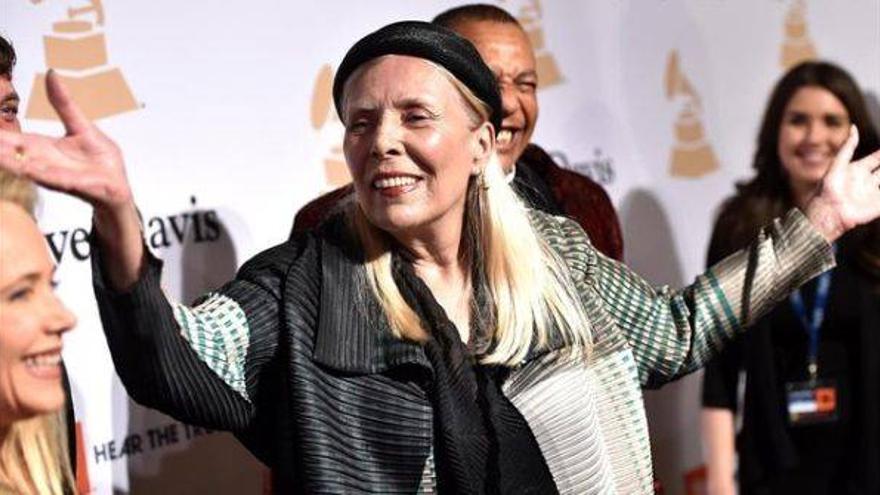 Hospitalizada Joni Mitchell tras ser hallada inconsciente