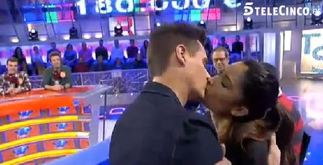 Christian Galvez y Patricia Yurena en Pasapalabra besándose