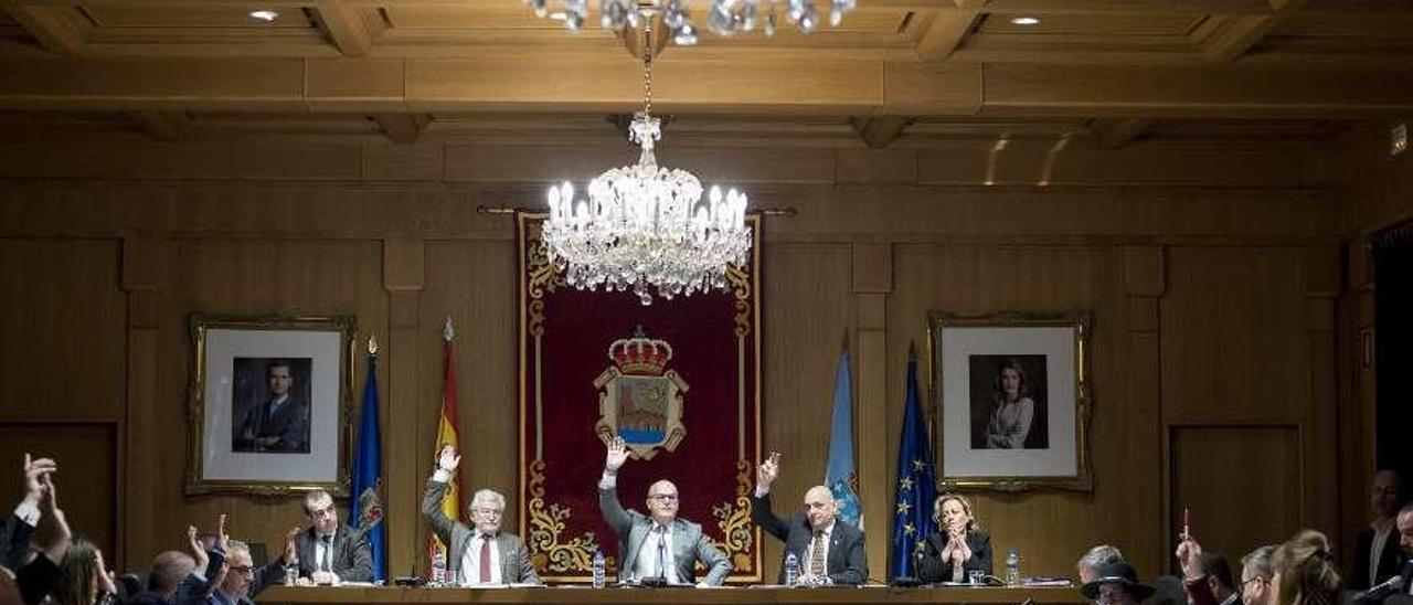 Instante de una votación en el salón de plenos de la Diputación durante la sesión de ayer. // Brais Lorenzo