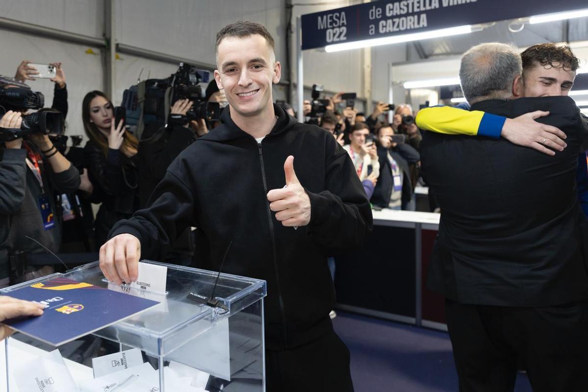 ¡Hansi Flick y los jugadores ejercen su derecho a voto junto a Joan Laporta! ¡Hansi Flick y los jugadores ejercen su derecho a voto junto a Joan Laporta!
