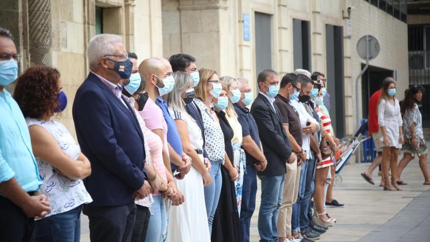 El consistorio de la capital alicantina se ha unido al minuto silencio.