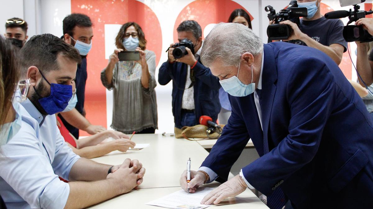 José Vélez firma su precandidatura, este lunes en la sede del PSRM en Murcia