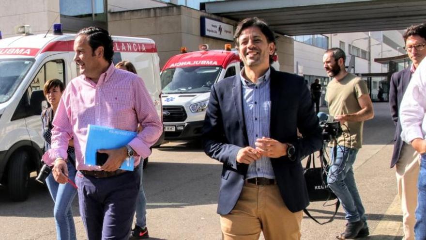 Fernando Pastor, José Juan Zaplana y Quique Ruiz abandonando el Hospital tras la negativa a que realizaran allí la rueda de prensa.