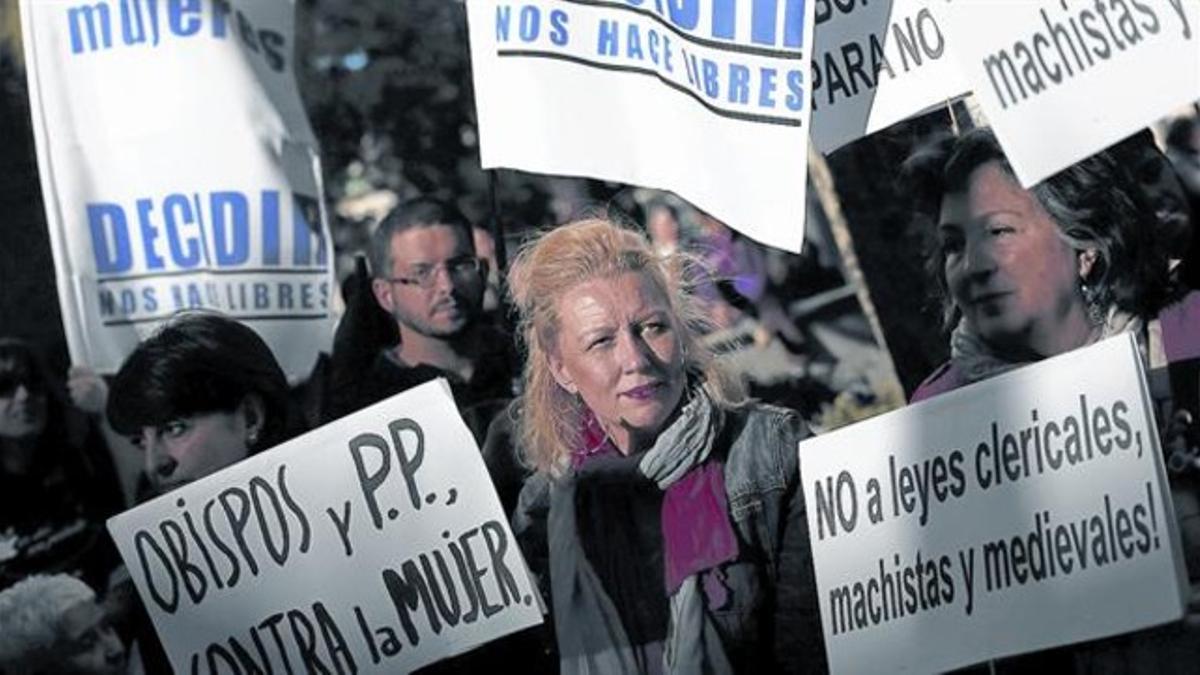 Protesta contra la reforma del aborto ante el Ministerio de Sanidad, en Madrid.