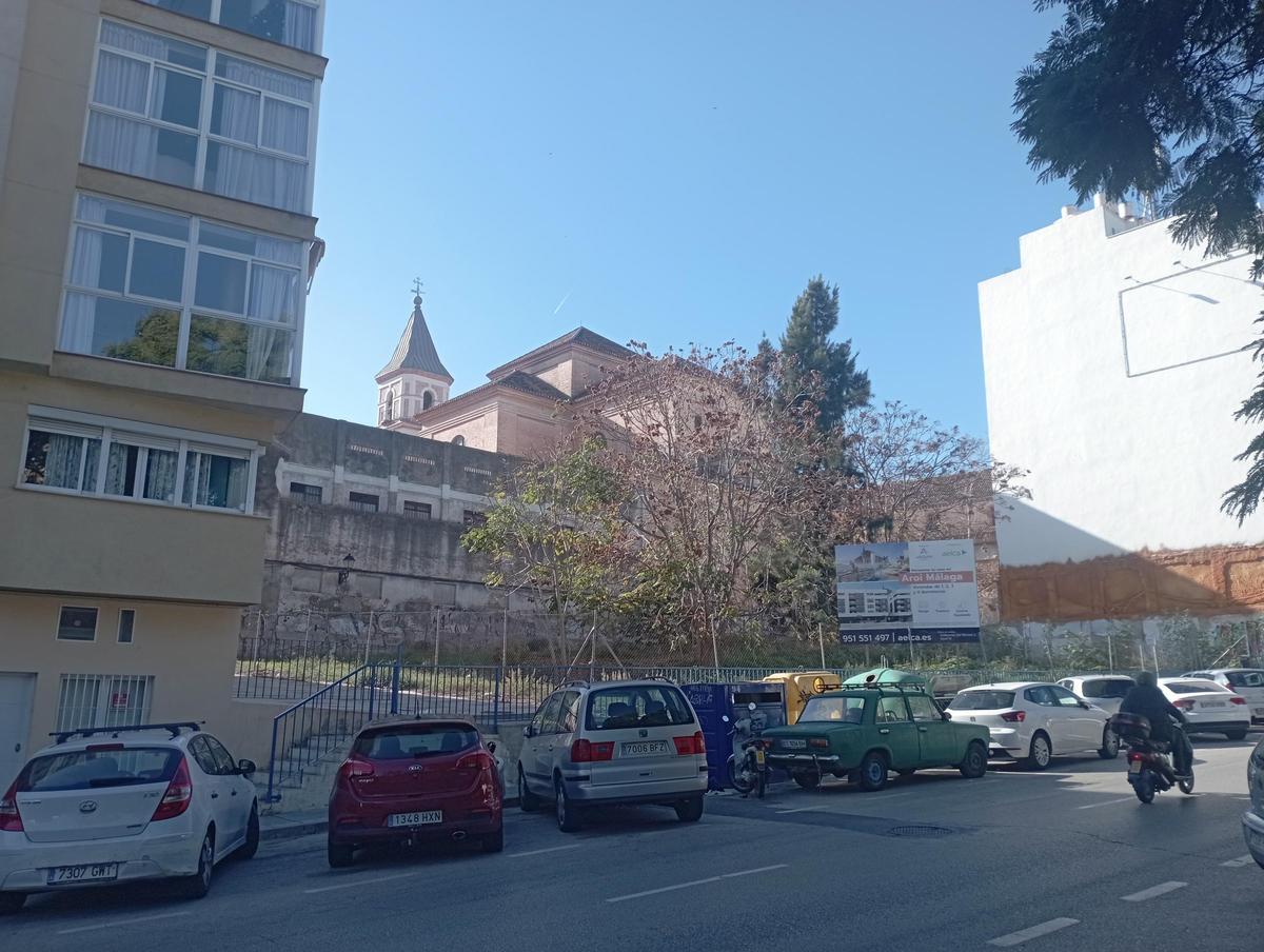 Otra vista del solar de calle Velarde, con la iglesia detrás.