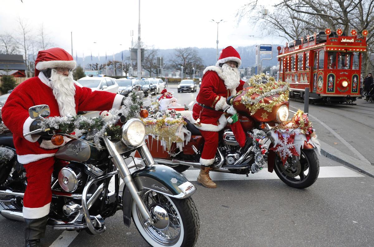 Dos motociclistas disfrazados de Papá Noel en la plaza Bellevue en Zúrich, Suiza.