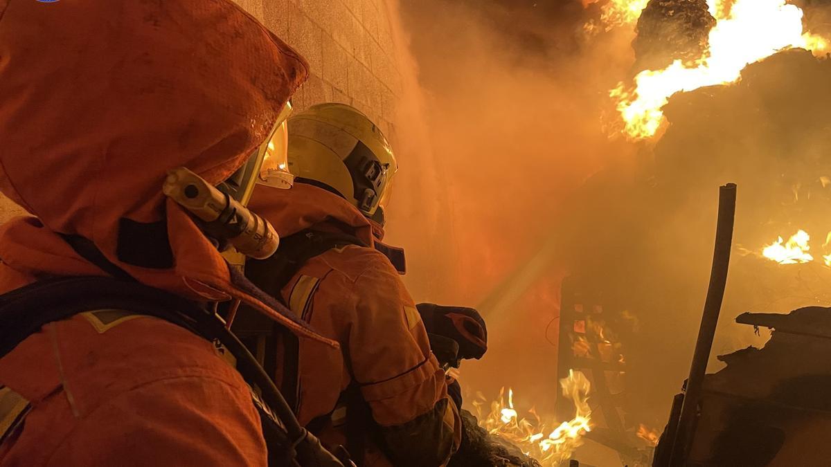 Un incendio calcina una nave industrial en Quart de Poblet