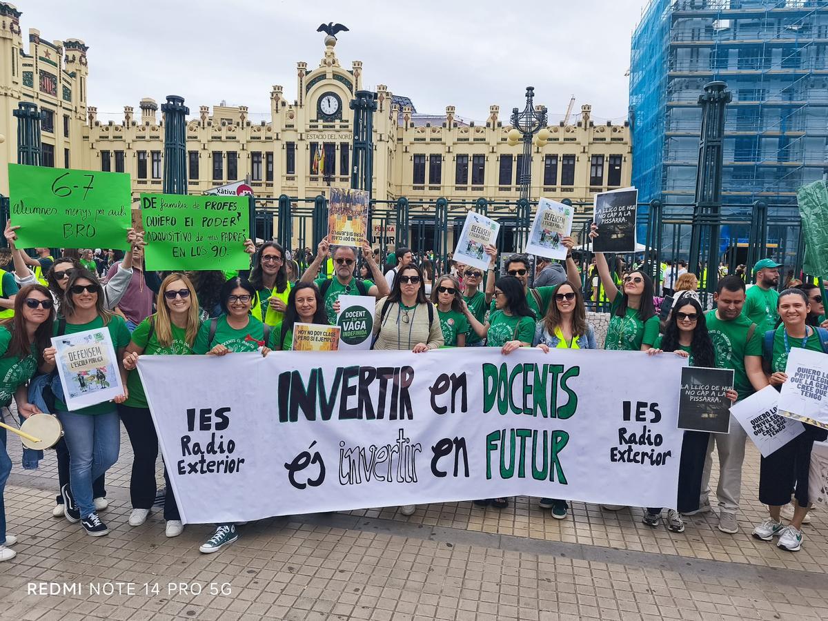 Profesores del IES Radio Exterior de Alicante, en la manifestación de València