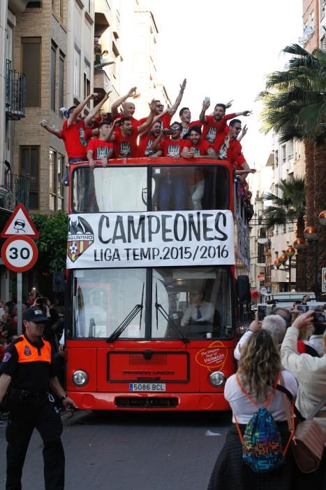 El Atlético Saguntino celebra el título de campeón por todo lo alto