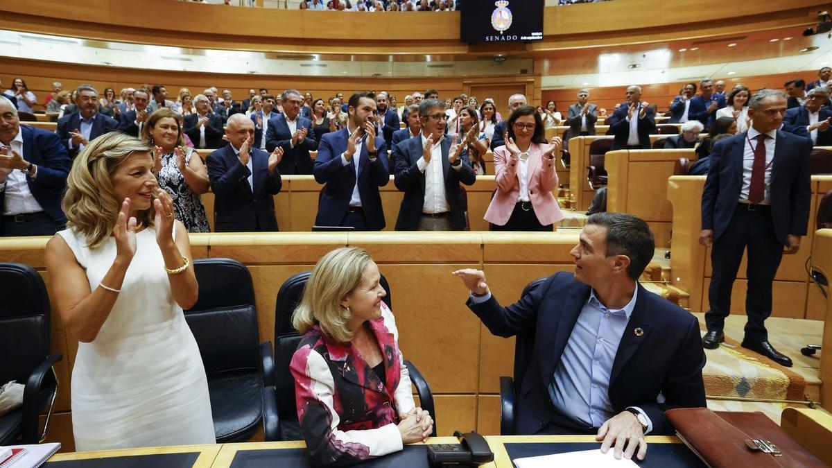 El presidente del Gobierno, Pedro Sánchez, observado por Nadia Calviño y Yolanda Díaz, hace un gesto a la bancada socialista durante el último debate celebrado en el Senado.