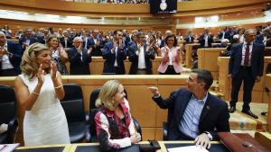 El presidente del Gobierno, Pedro Sánchez, observado por Nadia Calviño y Yolanda Díaz, hace un gesto a la bancada socialista durante el último debate celebrado en el Senado.